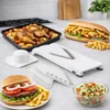 mandoline-de-cuisine-multifonction-lame-en-v Utilisation de la mandoline pour préparer des salades, des frites et garnir des burgers